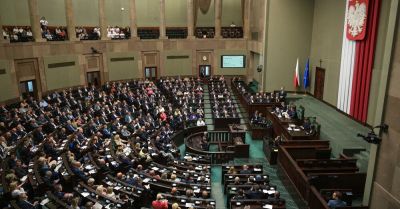 Sejm uchwalił ustawę zakazującą sprzedaży wszystkich typów e-papierosów osobom nieletnim