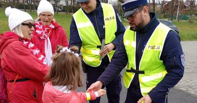 Policjanci promowali odblaski na Żorskim Biegu Biało Czerwonym